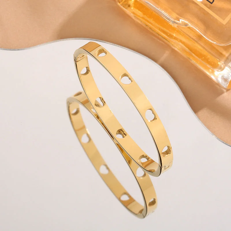 Z259 Hollow Heart Bracelet Gold