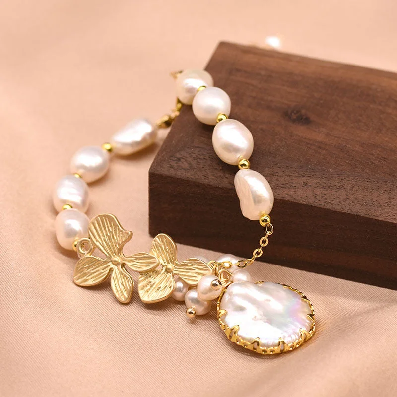 Leaf Edge Covering Pearl Bracelet