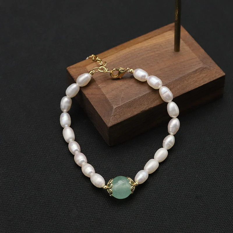 A Emerald Green Pearl Bracelet